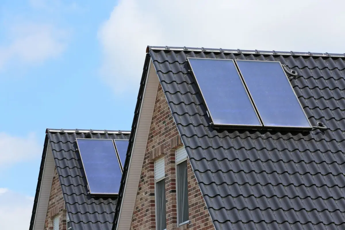 Photovoltaik-Module auf einem Hausdach in der Sonne