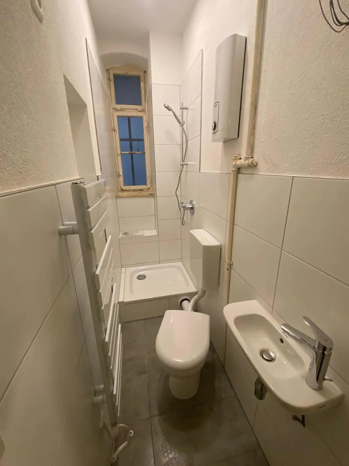 Referenz: komplettes Gäste-Bad mit Dusche, WC und Waschbecken — entstanden aus einer Abstellkammer