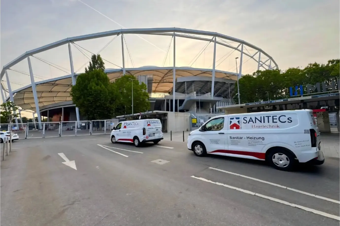 Zwei SANITECs-Einsatzwagen vor der MHP-Arena in Stuttgart am Abend