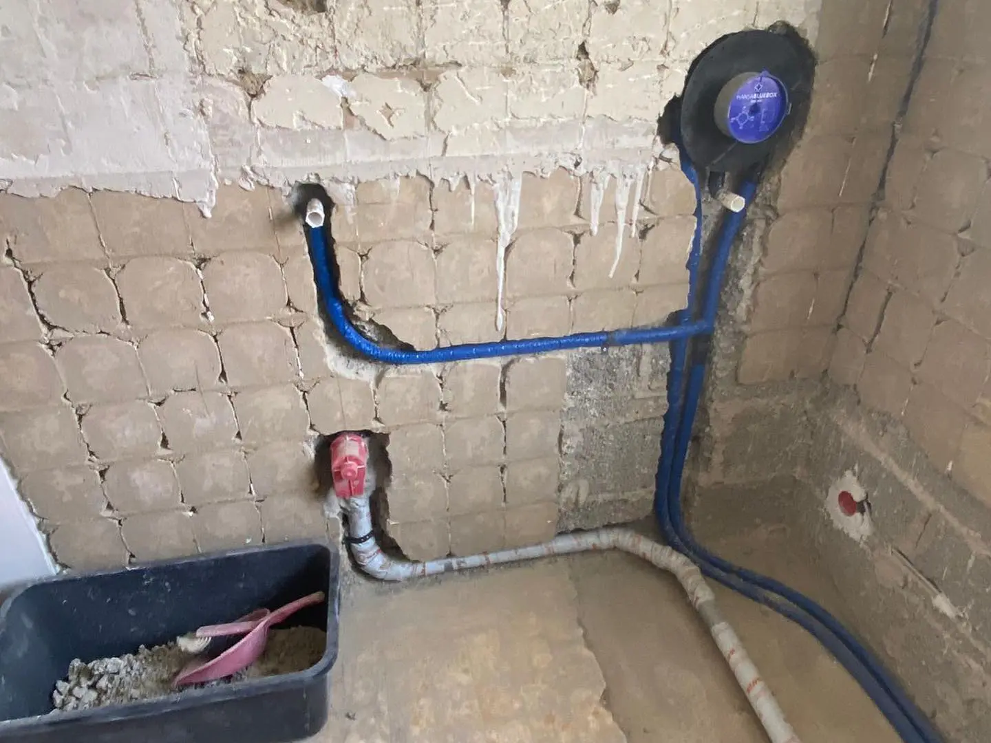 Echte Baustelle: saubere Rohinstallation neuer Trinkwasserleitungen im Wandschlitz