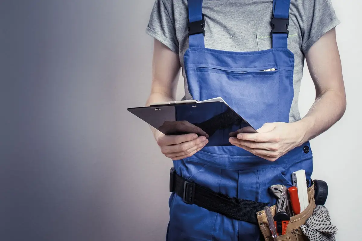 Techniker mit Klemmbrett bei der Serviceaufnahme