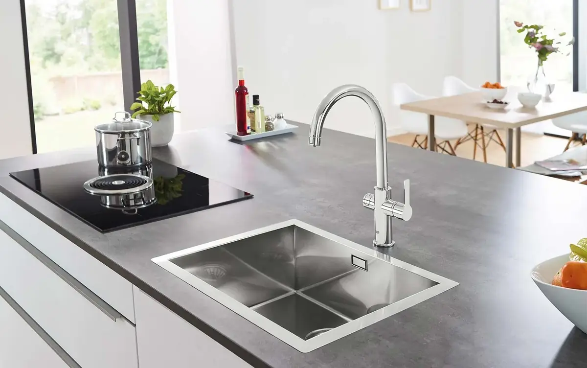 Moderne Küchenarmatur mit fließendem Wasser